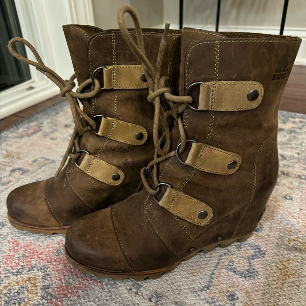 Sorel Joan of Arctic women’s lace-up boot in Size 7.  Great condition.
